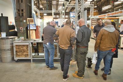 20200215-FXT38145-stand